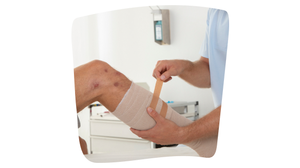 Immagine di una persona che applica un cerotto in tessuto, il cerotto traspirante Leukoplast®. Immagine di una persona che applica un cerotto in tessuto, il cerotto traspirante Leukoplast®.